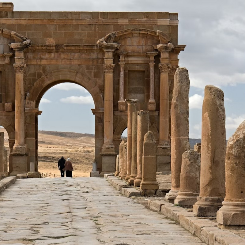 L’Arco di Traiano, parte delle rovine della città romana di Timgad nell’odierno paese africano dell’Algeria. Rostasedlacek/Shutterstock