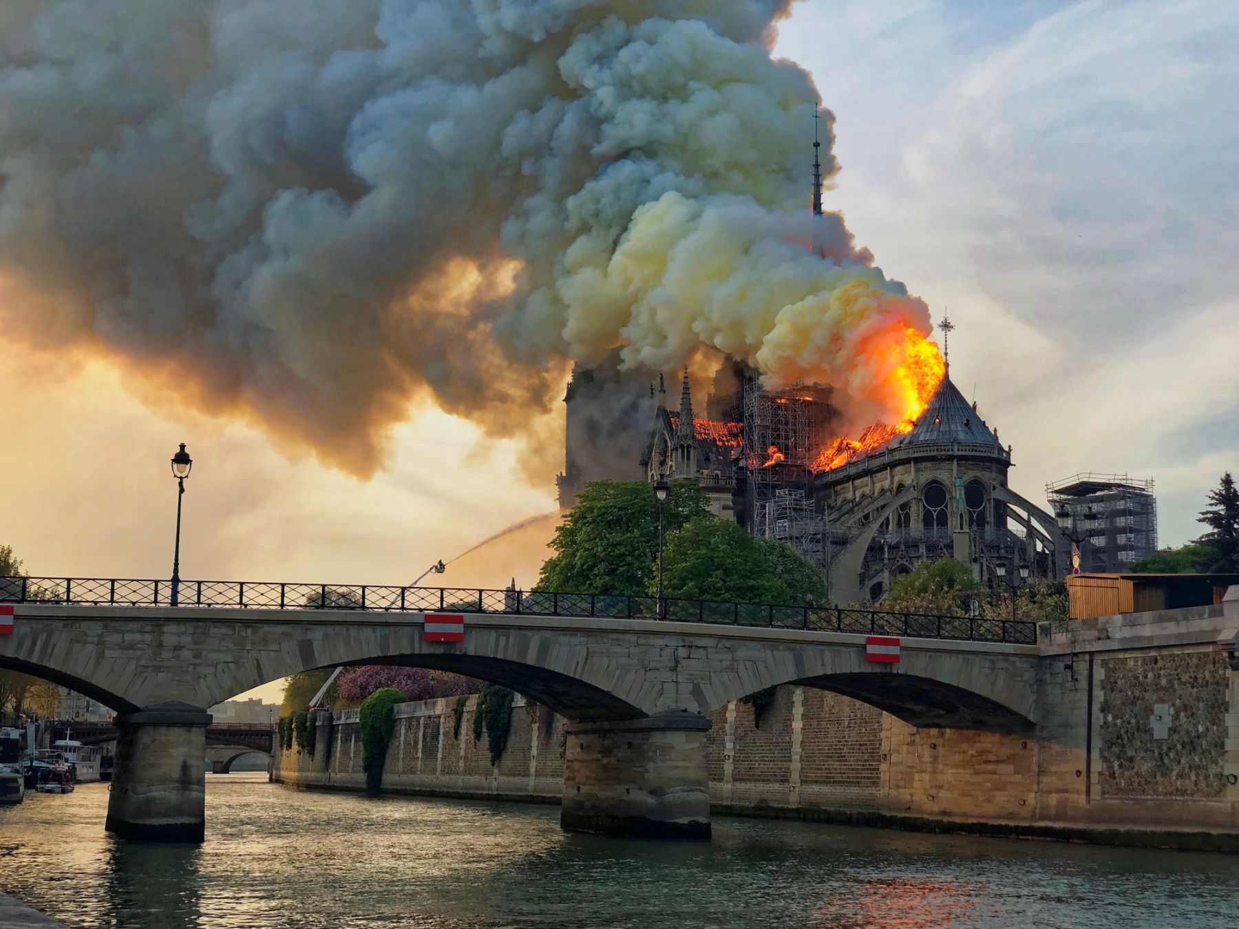La cattedrale durante il terribile incendio del 2019 ©Jerome LABOUYRIE /Shutterstock