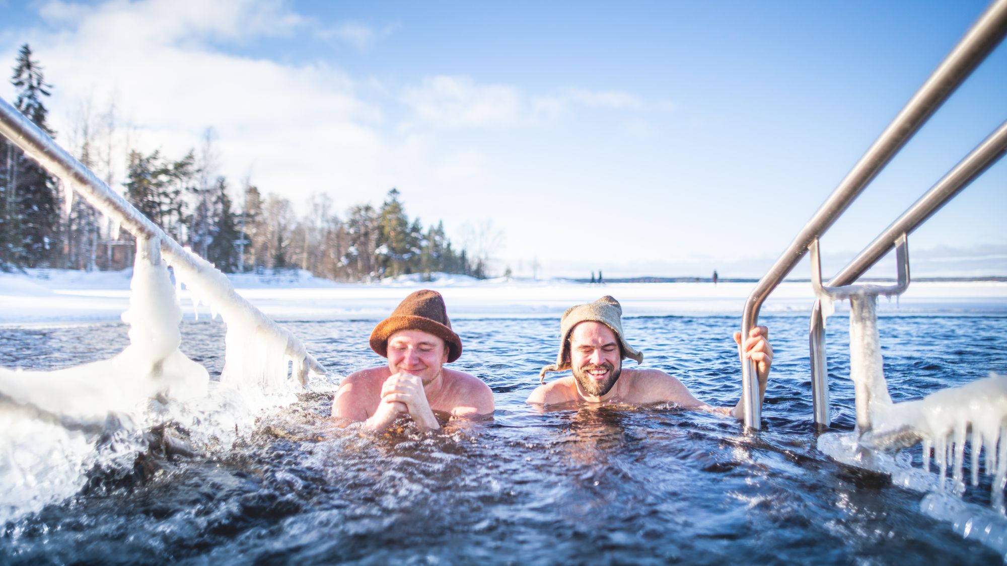 Due uomini nell'acqua gelida dopo la sauna