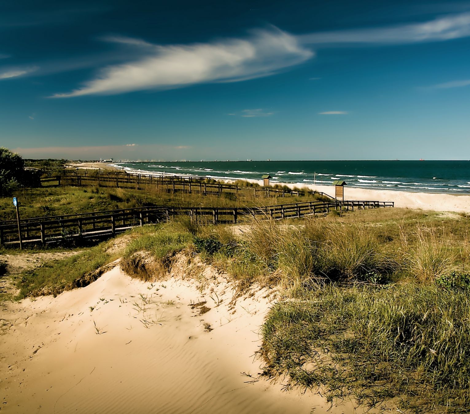 Il lungomare di Marina di Ravenna. Credits RedRumStudio / Shutterstock