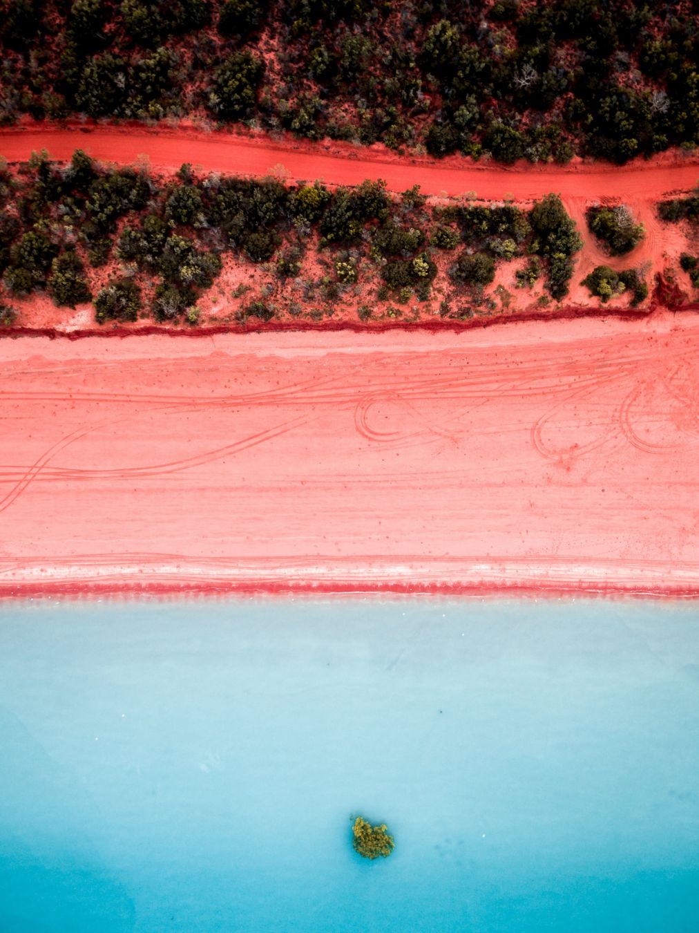 La sabbia rosa vicino alla baia di Roebuck a Broome @paulmichaelNZ/Shutterstock