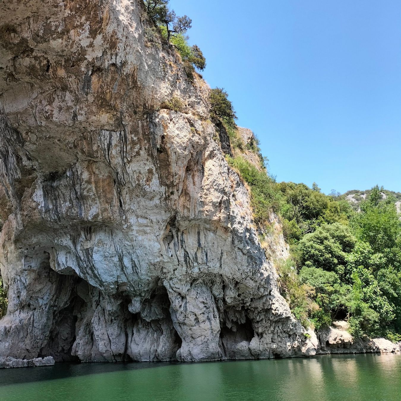 Le cavità nella roccia nascondono grotte tutte da esplorare