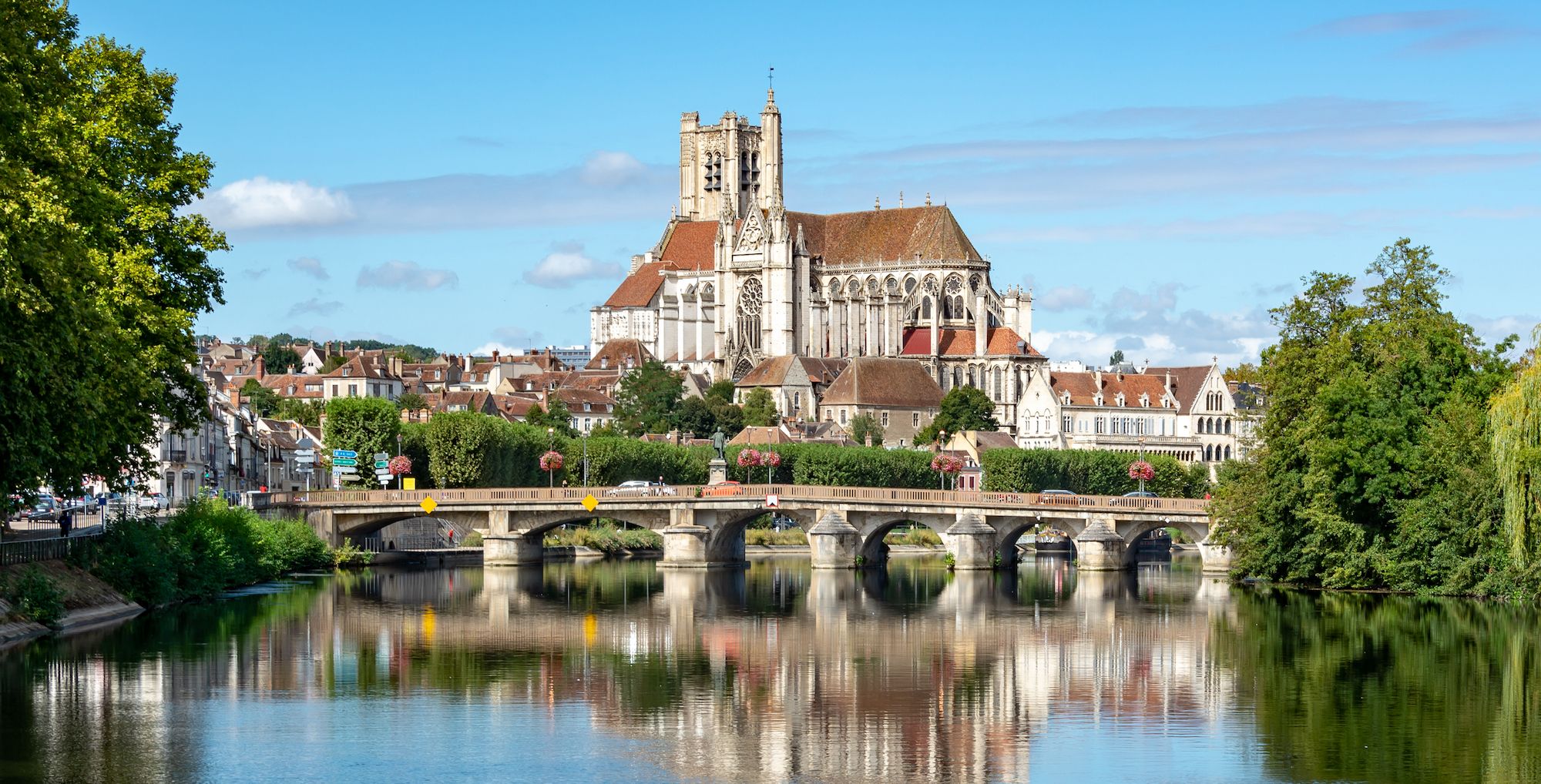 La chiesa di Auxerre vista dal canale ©Delpixel