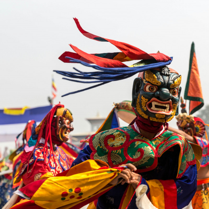 Monaci buddhisti impegnati in una danza rituale. © ryosho/Shutterstock