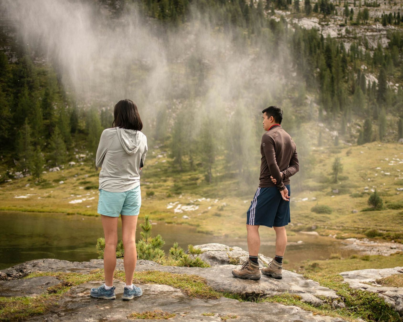 L’amica e fratello dell’autrice osservano un laghetto presso il Rifugio Lavarella. © Adri Tan