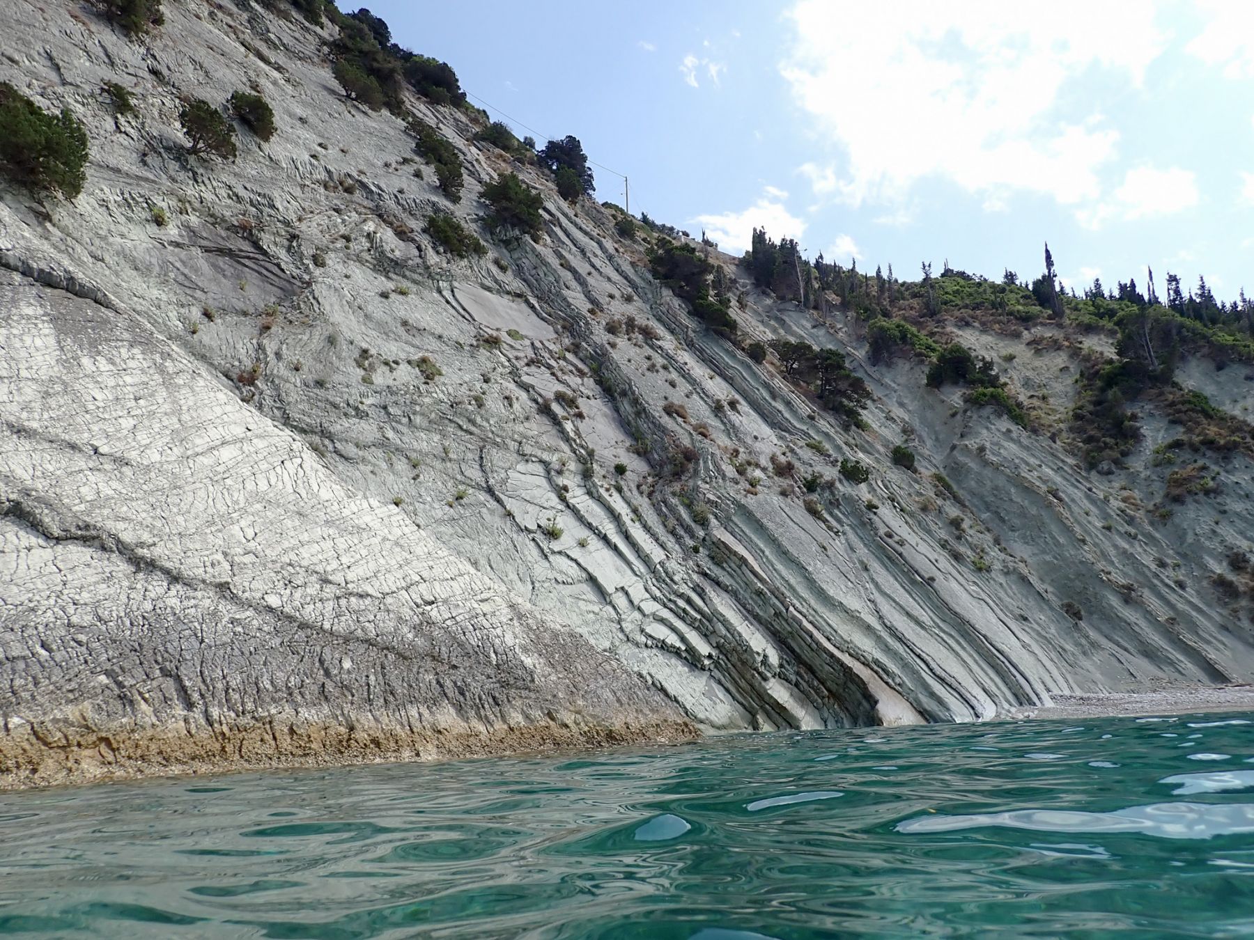Si nuota lungo le falesie © Associazione Swimtrekking