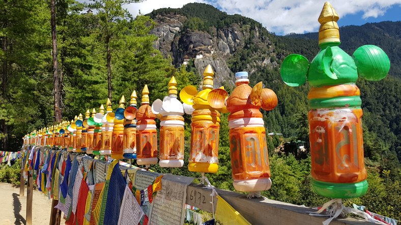 Ruote della preghiera fatte con bottiglie di plastica a Paro ©Getty Images/iStockphoto