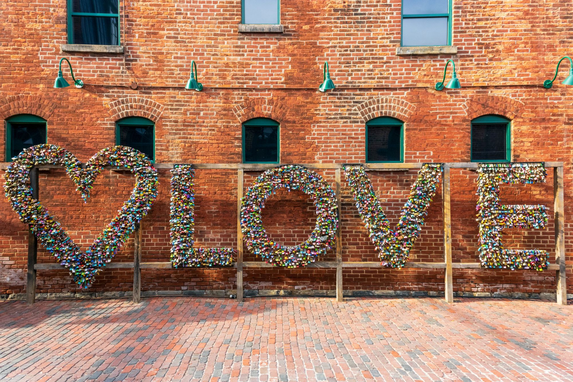 Nel Distillery District di Toronto, la scultura "LOVE" è stata eretta per i lucchetti © Olga Eremeeva / Getty Images
