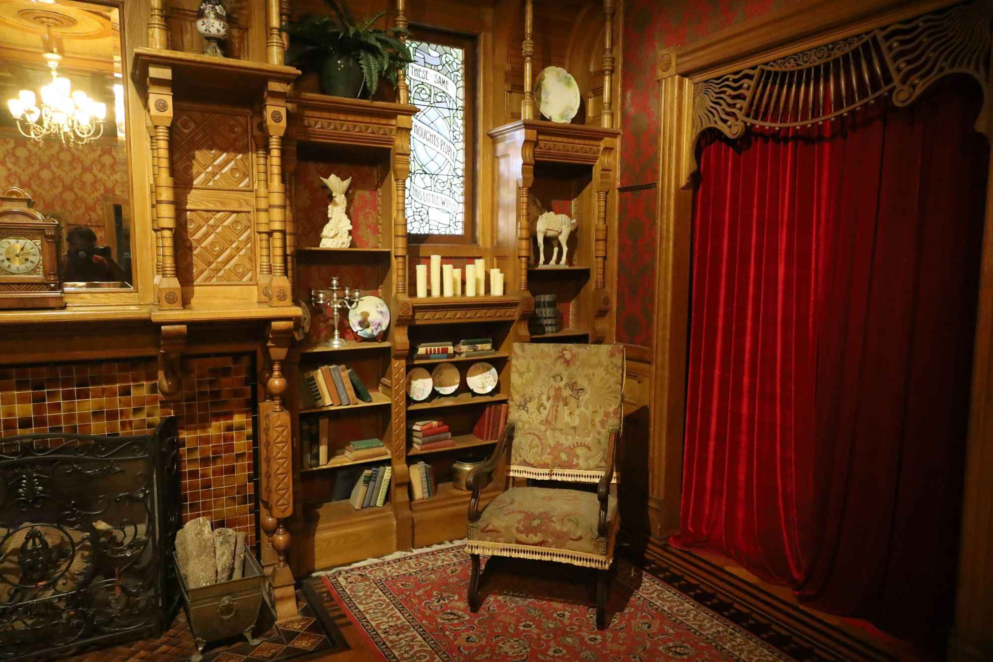 Una stanza della Winchester Mystery House a San Jose. © DreamArt123/Shutterstock