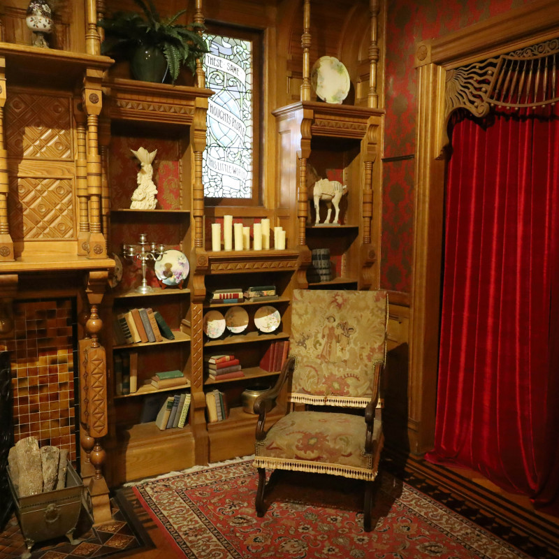Una stanza della Winchester Mystery House a San Jose. © DreamArt123/Shutterstock