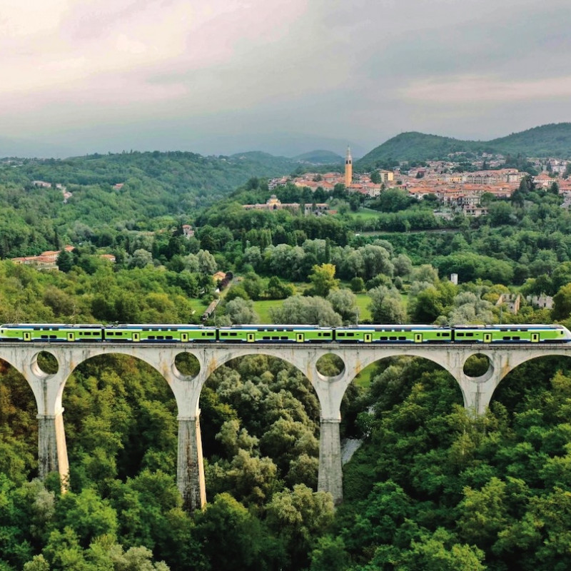 Un treno Caravaggio sullo storico ponte di Malnate; © Trenord