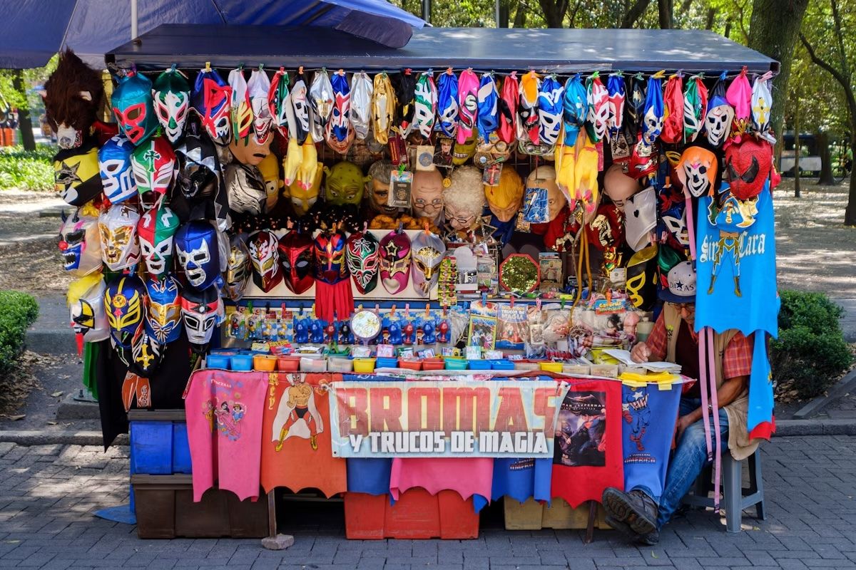 Un venditore di maschere di lucha libre al parco Chapultepec di Città del Messico. Shee Heng Chong/Shutterstock