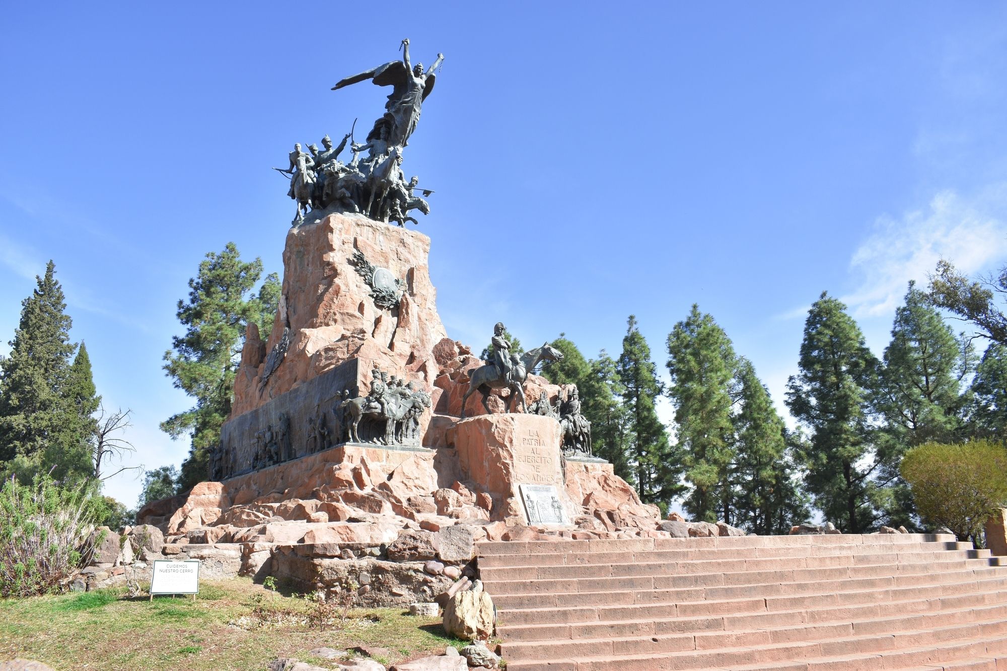 Il monumento al Cerro de la Gloria © Felix Santiago Allendes / Shutterstock