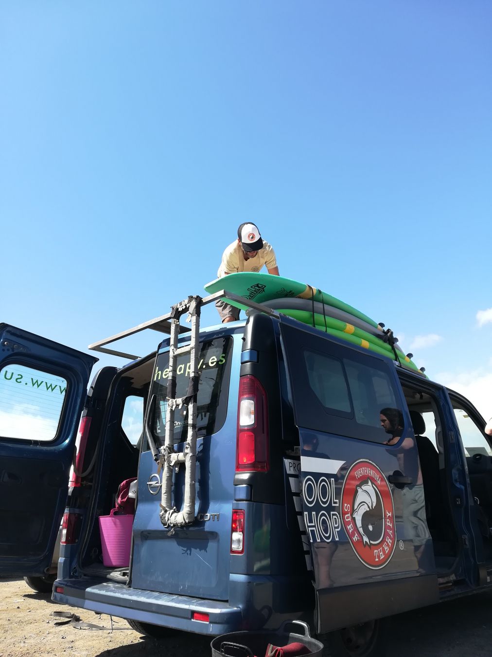 L'istruttore di surf carica le tavole sul furgone, Playa Blanca, Fuertventura