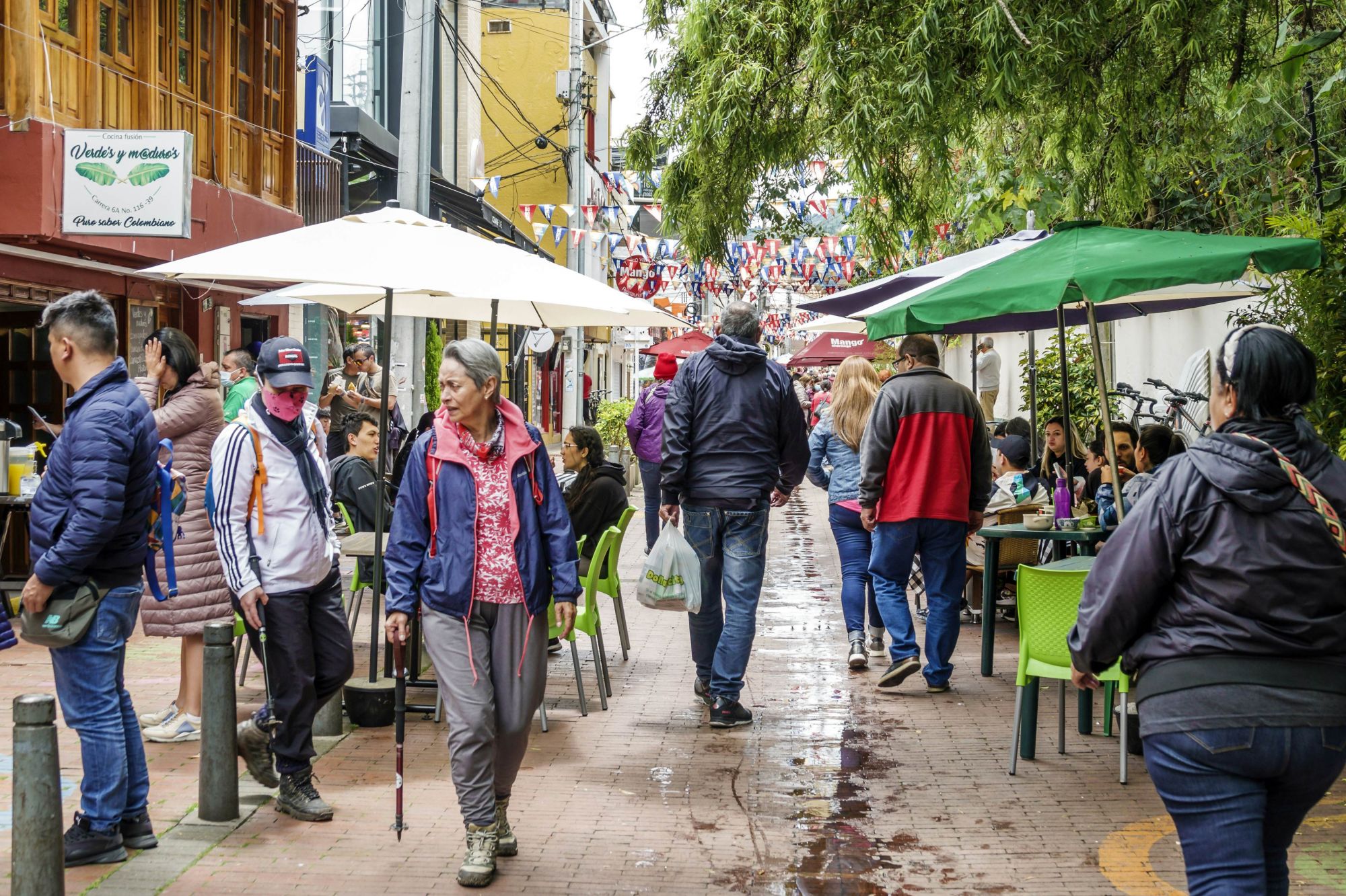 Il viavai per le strade di Usaquén, tra mercati, ristoranti e caffè. © Jeffrey Greenberg/Universal Images Group via Getty Images