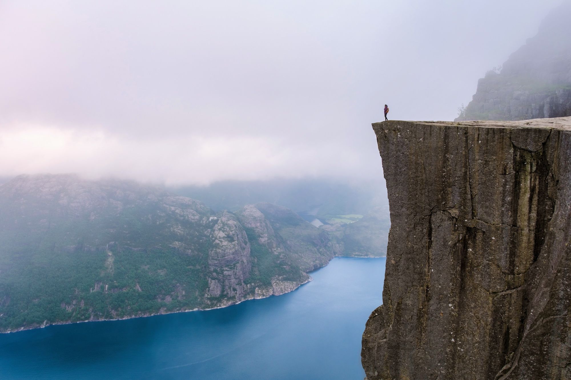 In piedi sul Preikestolen ©fokke baarssen/Shutterstock