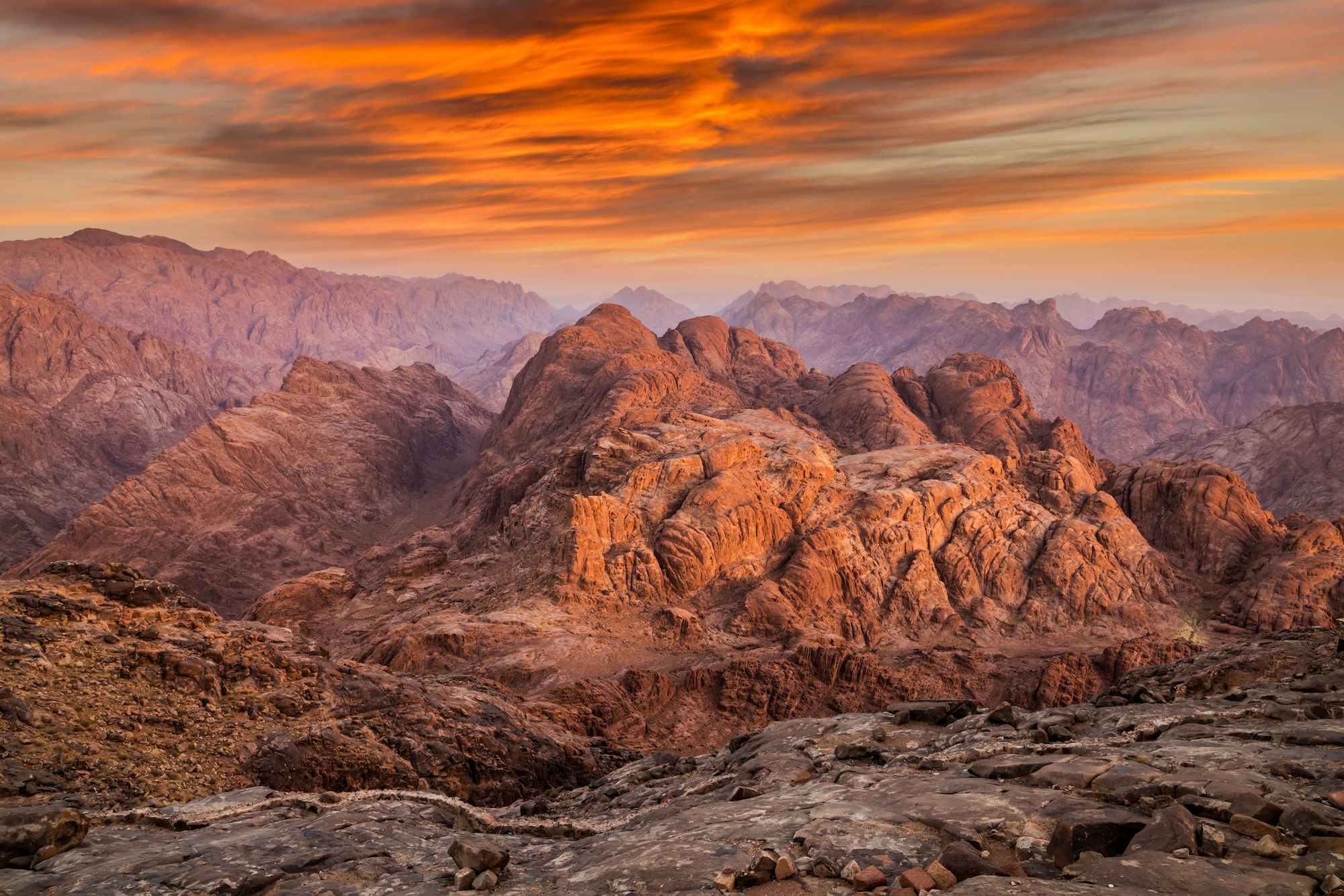 Una veduta del Monte Sinai all’alba ©fogcatcher/Shutterstock