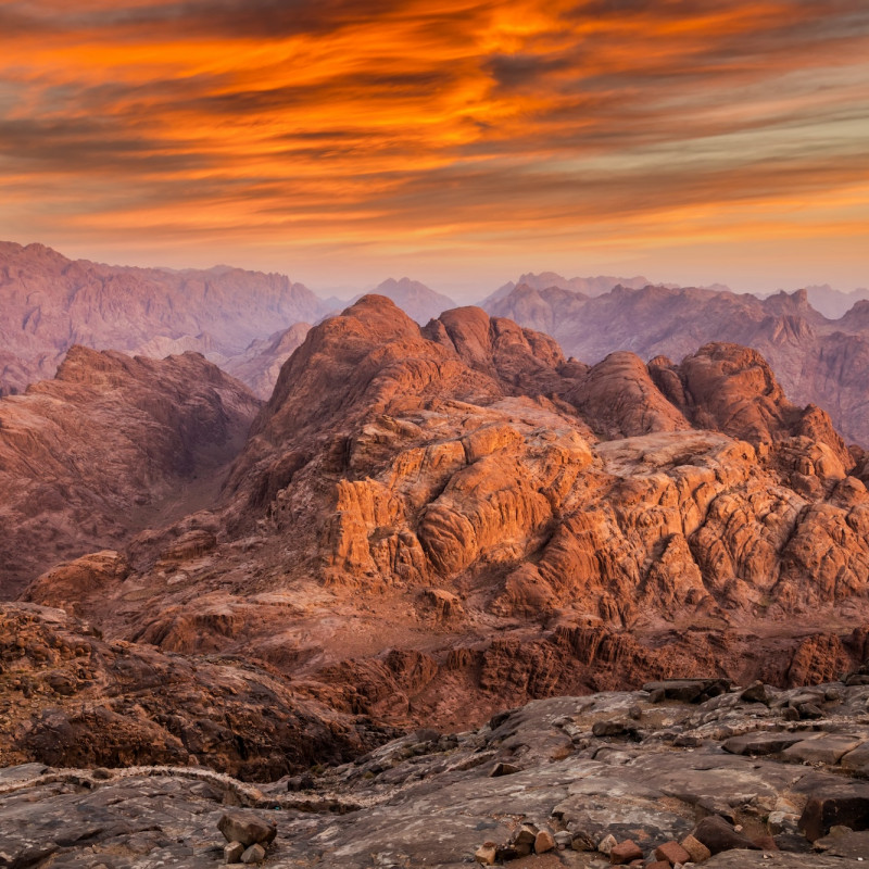 Una veduta del Monte Sinai all’alba ©fogcatcher/Shutterstock