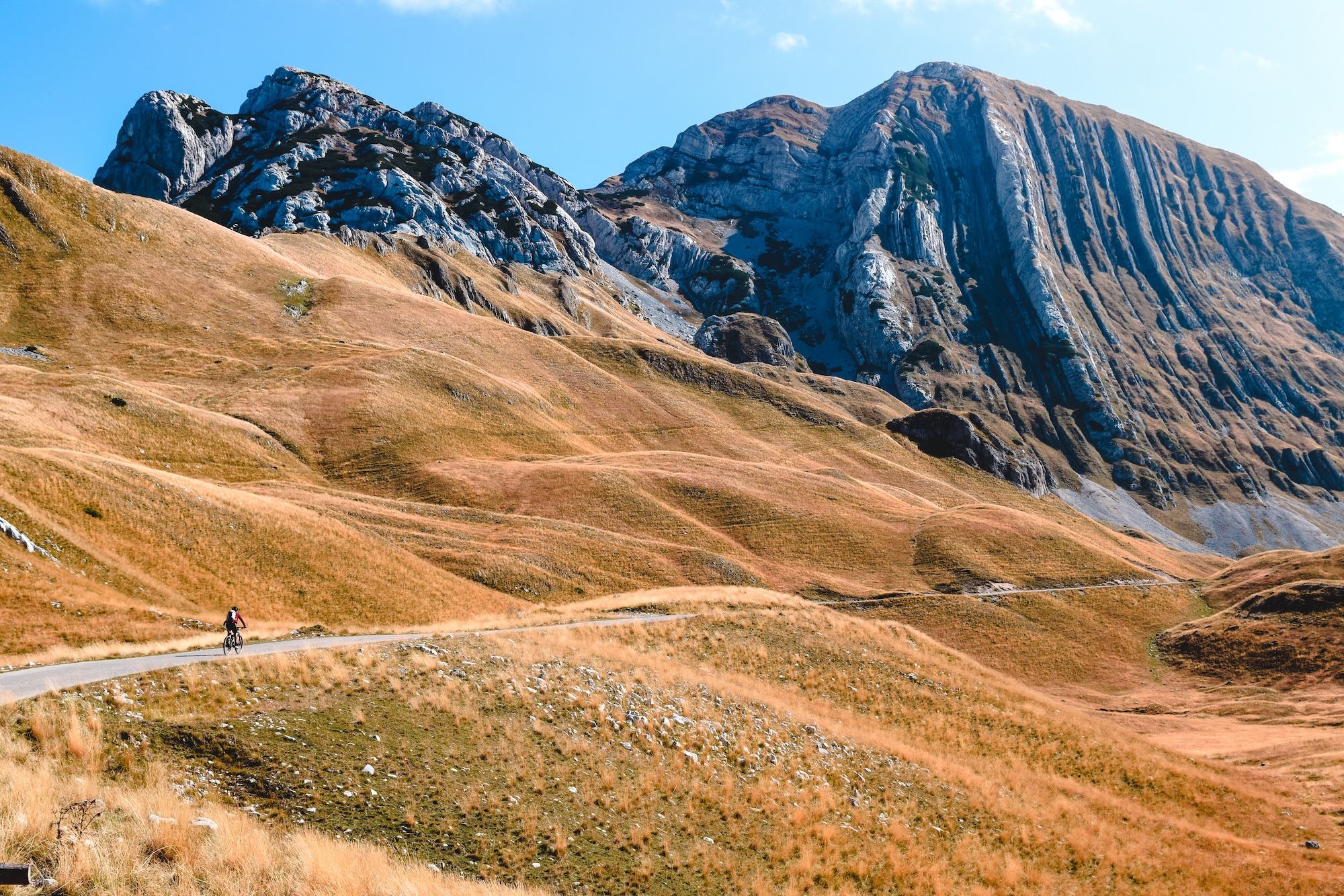 In bicicletta nel parco del Durmitor in Montenegro ©NOYMES/Shutterstock