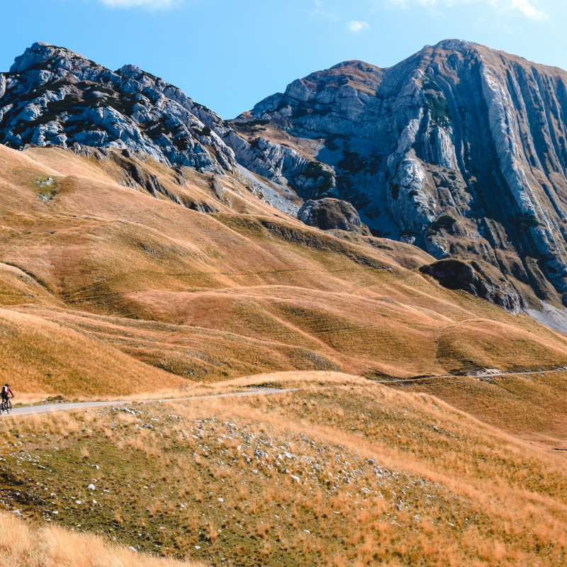 In bicicletta nel parco del Durmitor in Montenegro ©NOYMES/Shutterstock