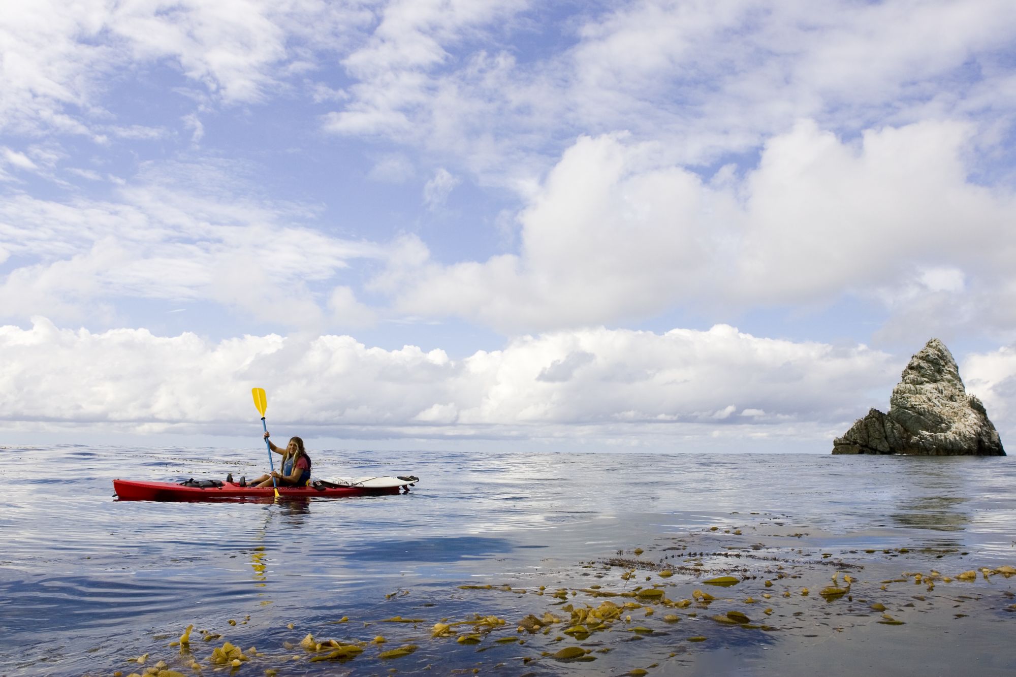 Una donna in kayak a Catalina