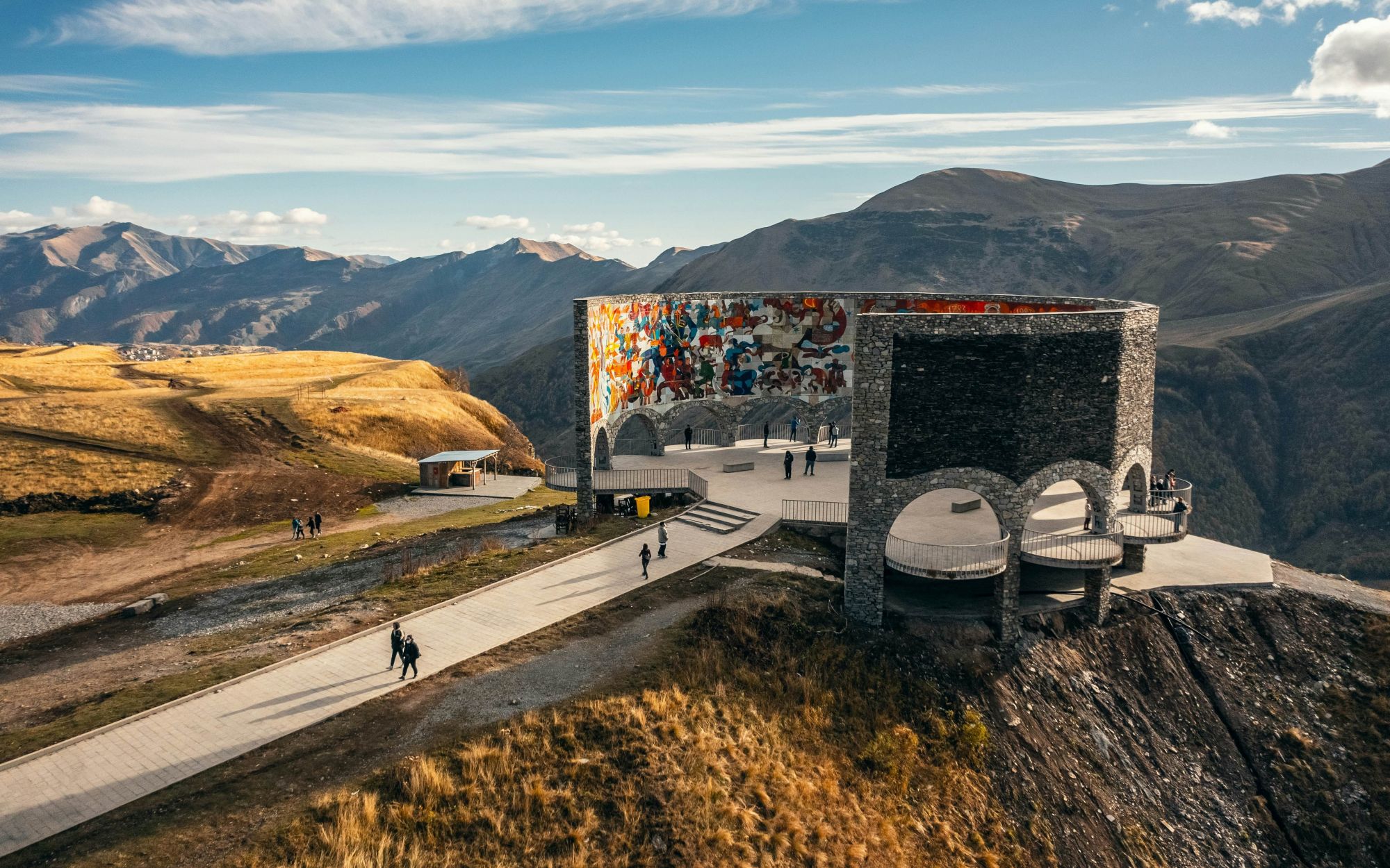 Il Monumento all’Amicizia Russo-Georgiana, sui monti del Caucaso. © Aleksandr Medvedkov/Shutterstock