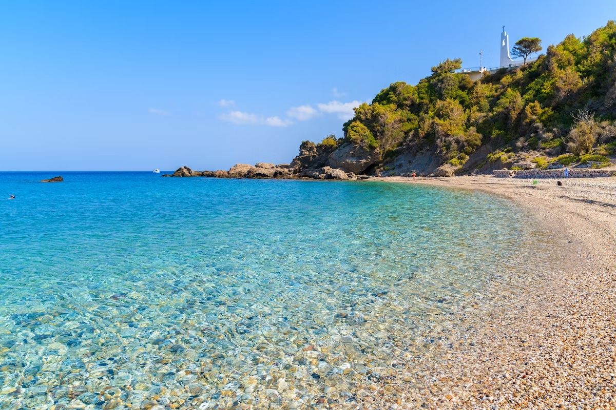 Potami Beach è perfetta per chi ama le acque limpide, le sabbie tranquille e i bar sulla spiaggia © pkazmierczak / Getty Images