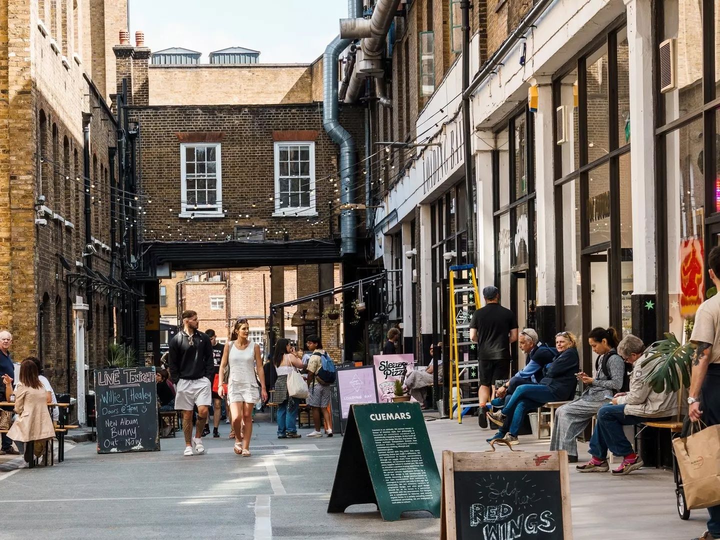 Clienti a Dray Walk, nel quartiere di Shoreditch a Londra. JJFarq/Shutterstock