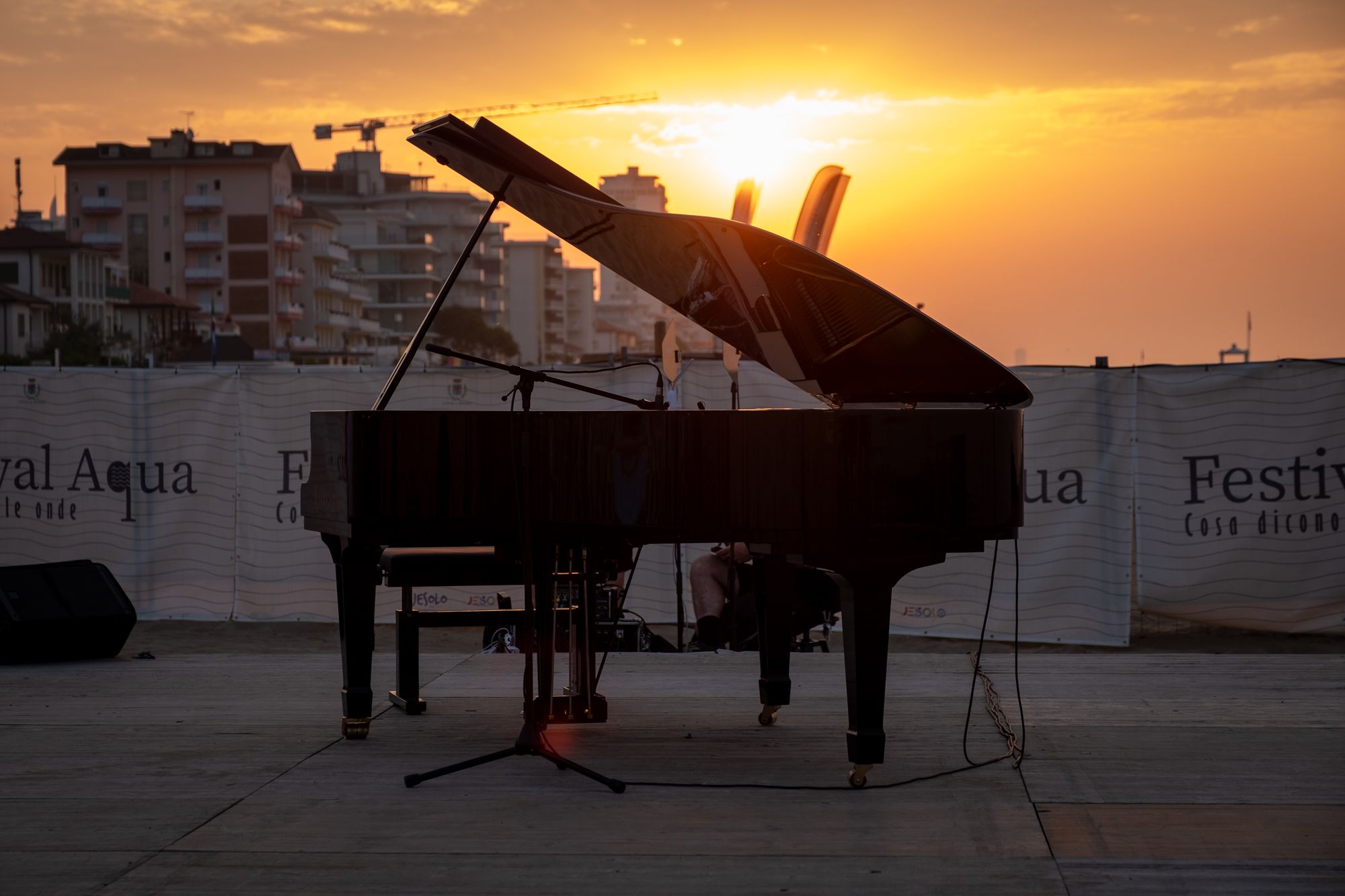 Pianoforte sulla spiaggia per l’evento organizzato dall’Aqua Festival sull’arenile di Piazza Brescia ©Lisa Zillio