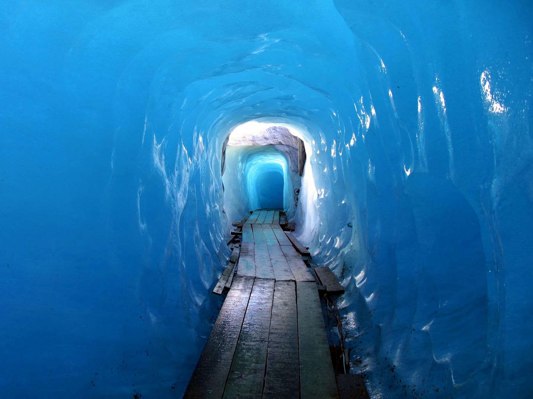 Una grotta nel Ghiacciaio de Rodano ©Jaro68/Shutterstock