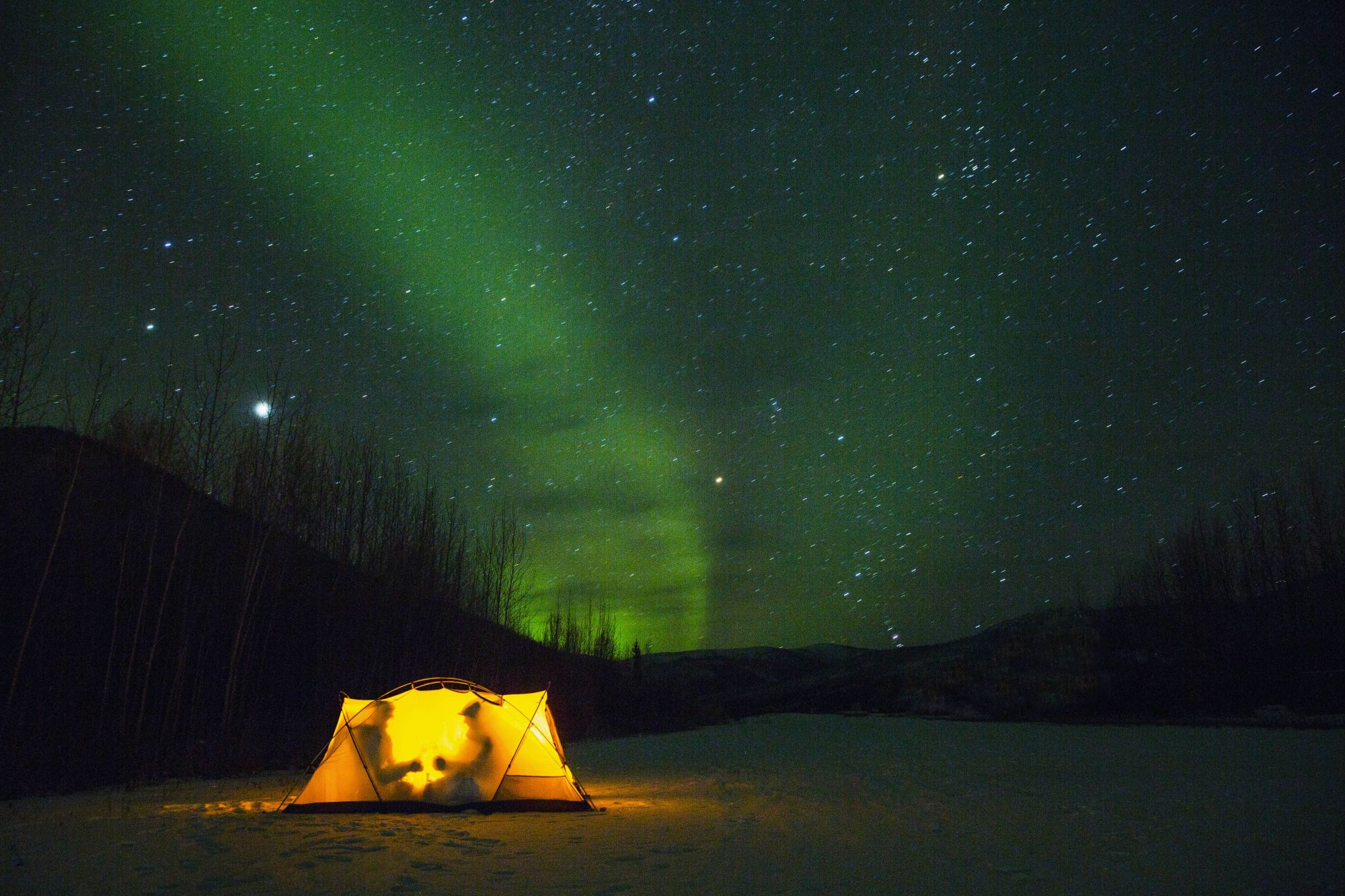 Un brindisi all’aurora boreale in Alaska. © Jami Tarris/Getty Images