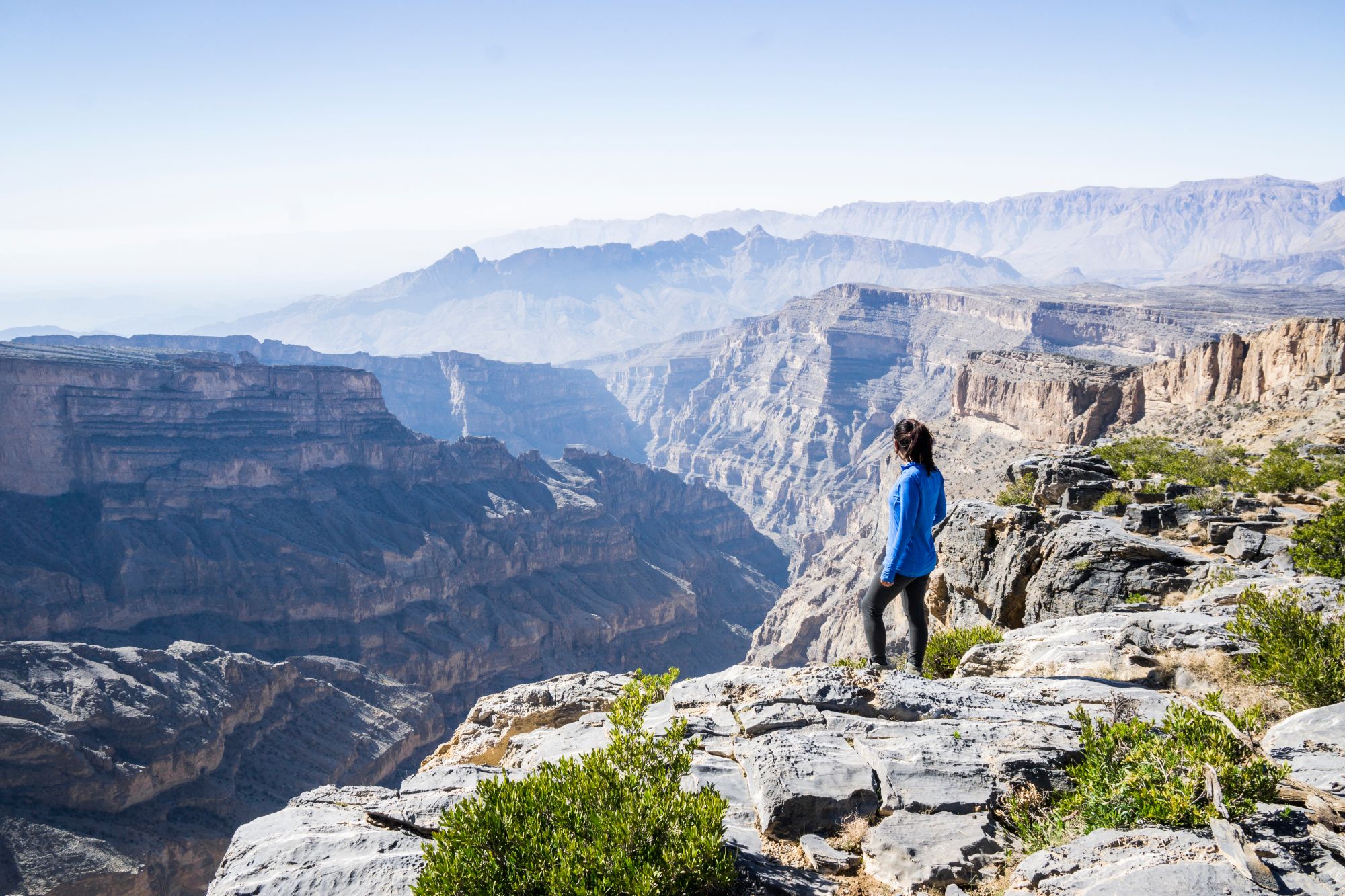 Un'escursionista a Jebel Shams, la montagna più alta dell'Oman