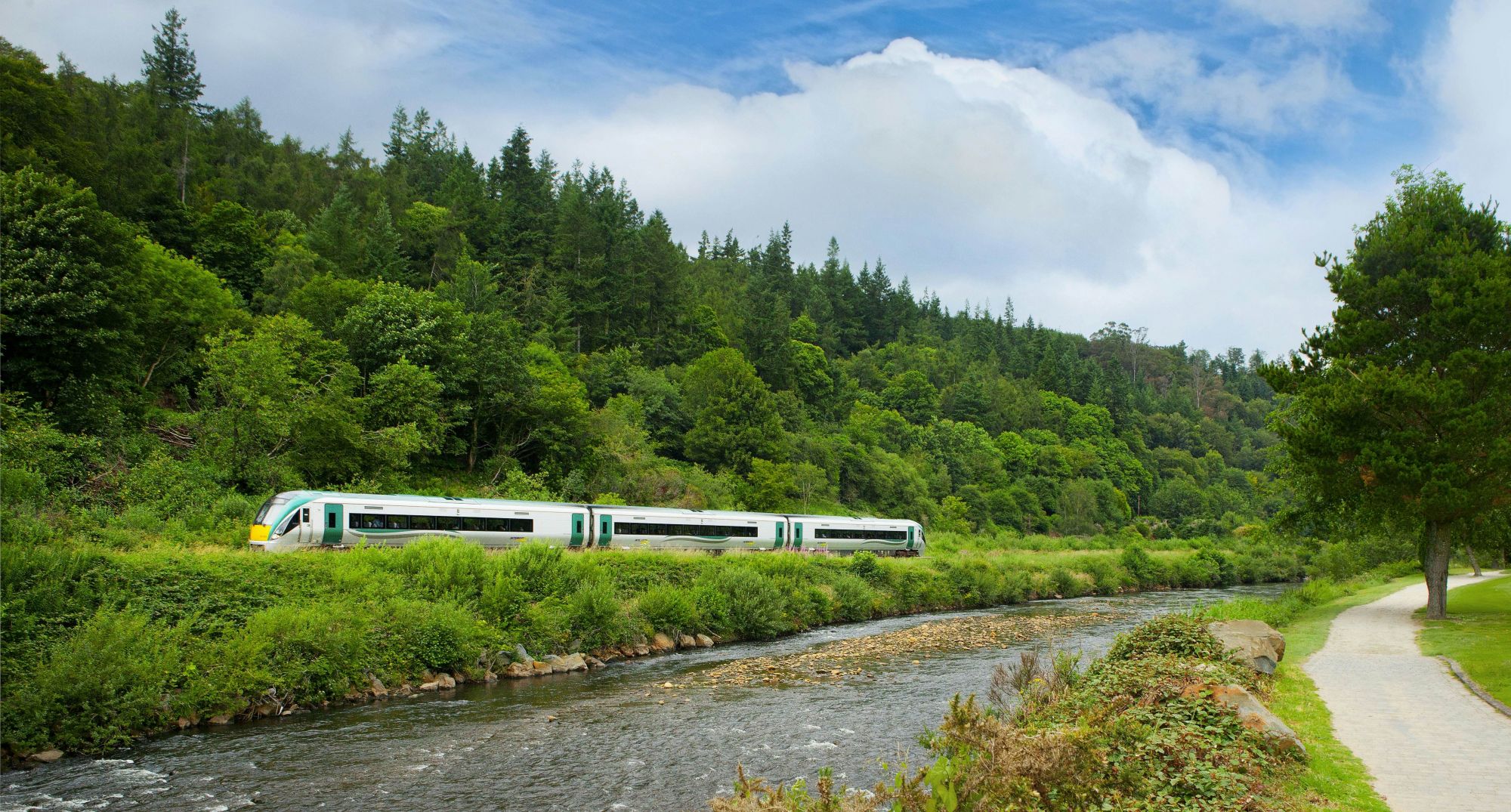 Un treno procede lungo il Rosslare tra Wexford e Dublino © Irish Rail.