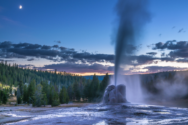 Lo spettacolare geyser Lone Star nel Parco Nazionale di Yellowstone durante l’eruzione © Kris Wiktor / Shutterstock