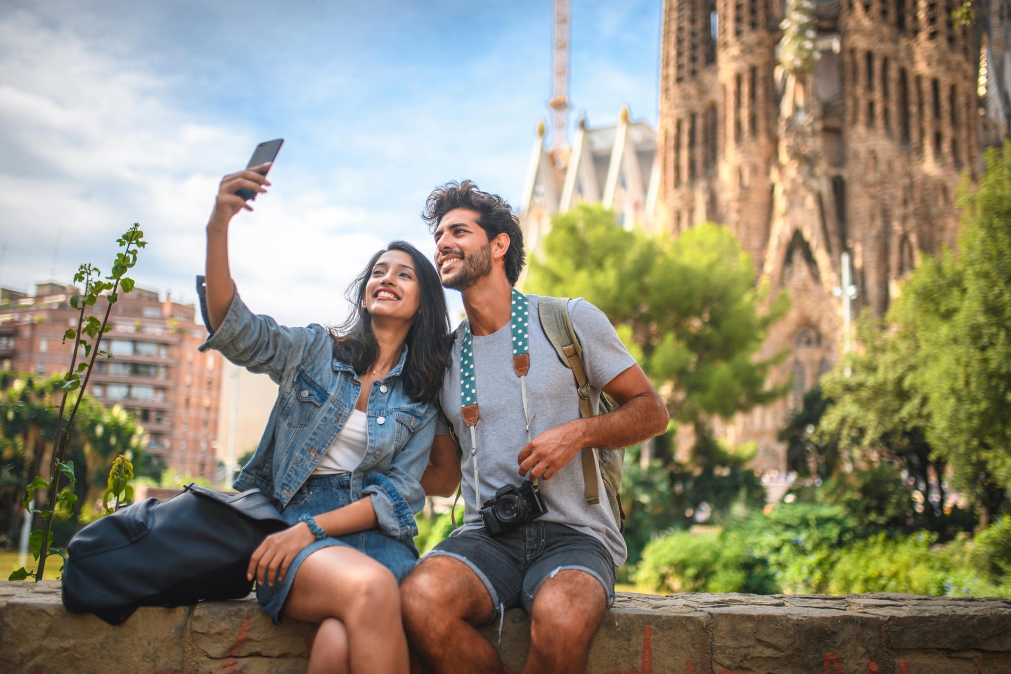 Coppia di turisti scatta un selfie davanti alla Sagrada Familia