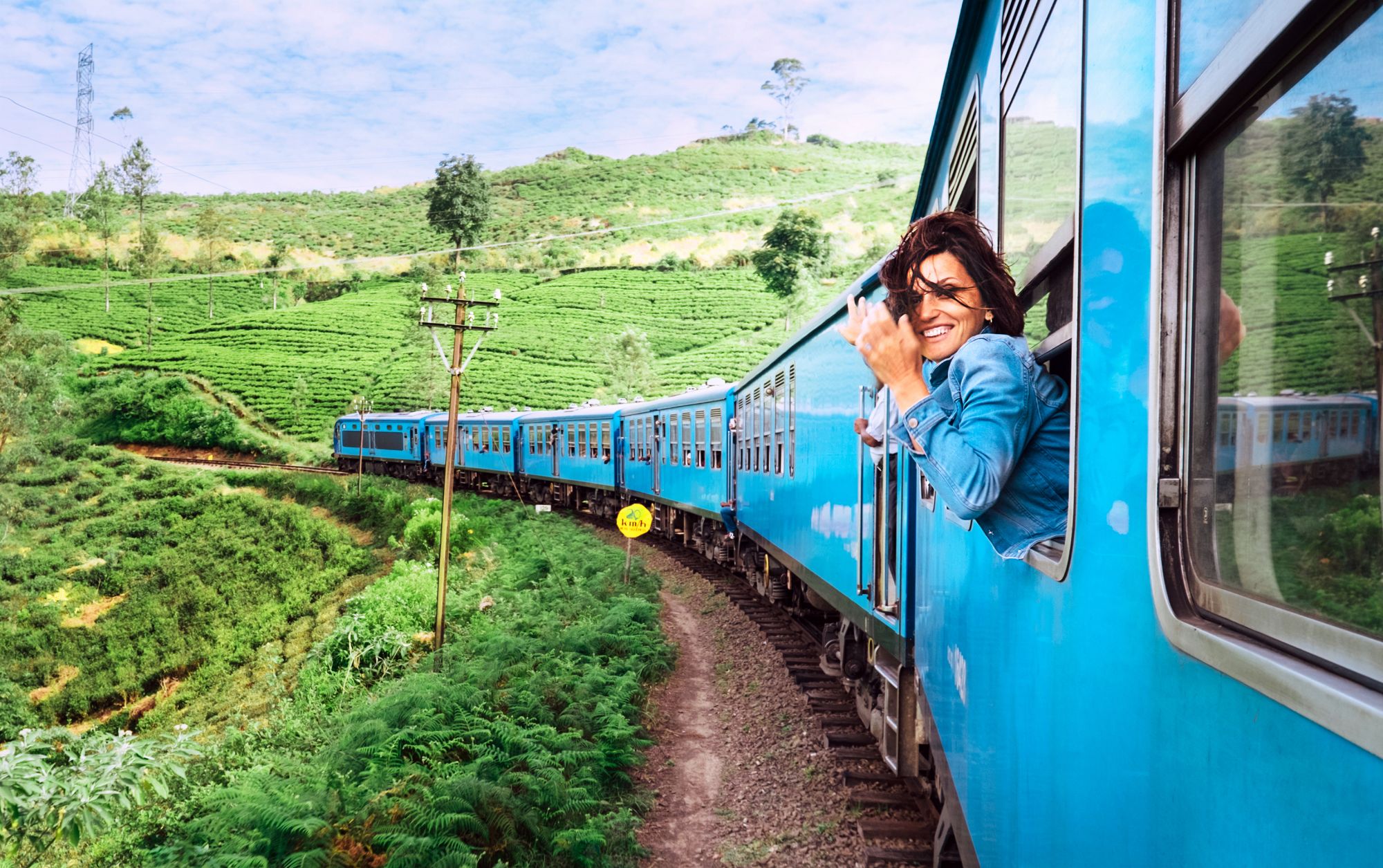 Donna viaggia in treno in Sri Lanka