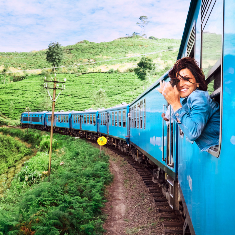 Donna viaggia in treno in Sri Lanka
