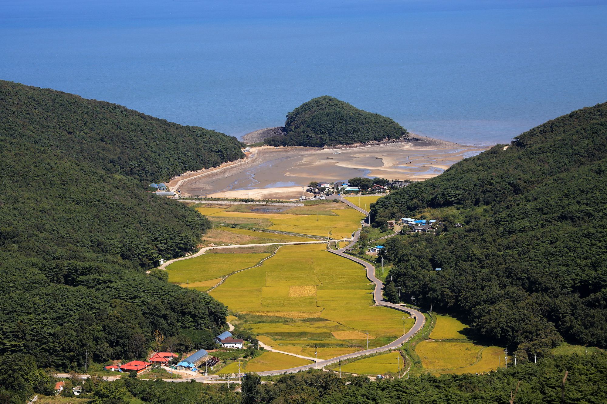 La tranquilla isola di Deokjeokdo ©Stock for you