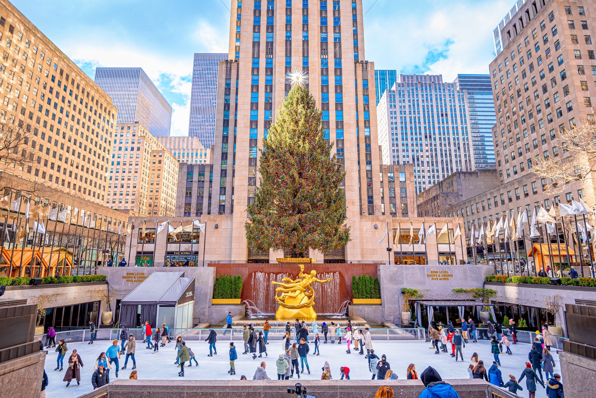 L’iconica pista da ghiaccio sotto l’enorme albero del Rockefeller Center © Chansak Joe/Shutterstock