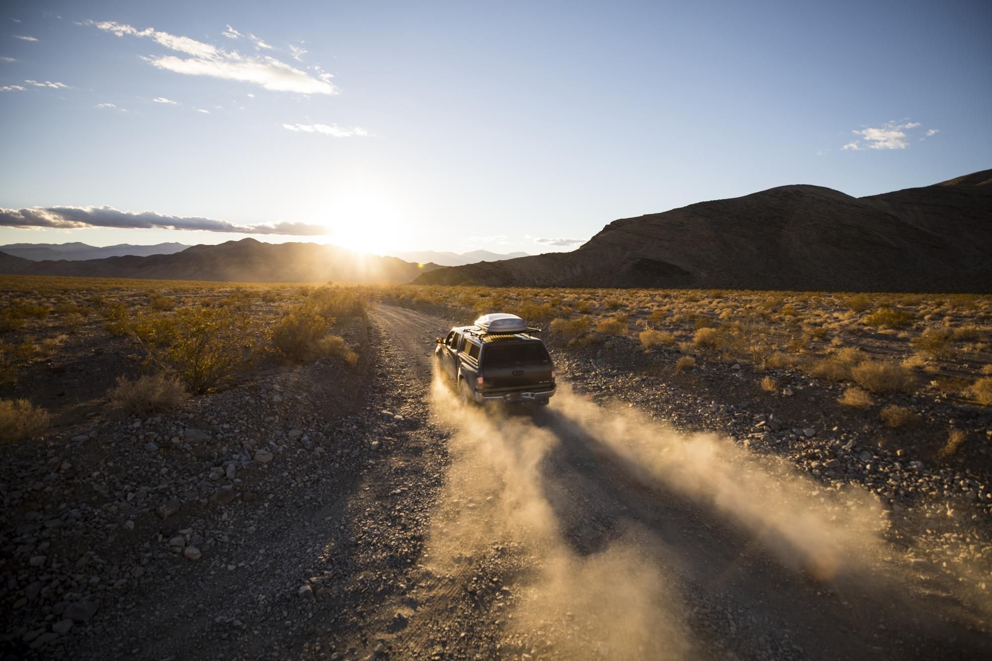 Un fuoristrada attraversa la Death Valley in California sotto il sole pomeridiano © Jordan Siemens / Getty Images