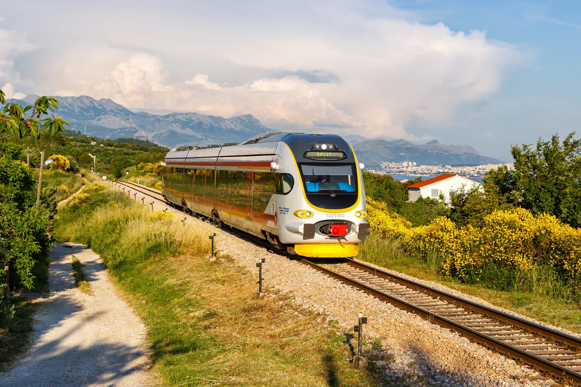 Se potete, prendete il treno per risparmiare sugli spostamenti in Croazia © Markus Mainka / Shutterstock