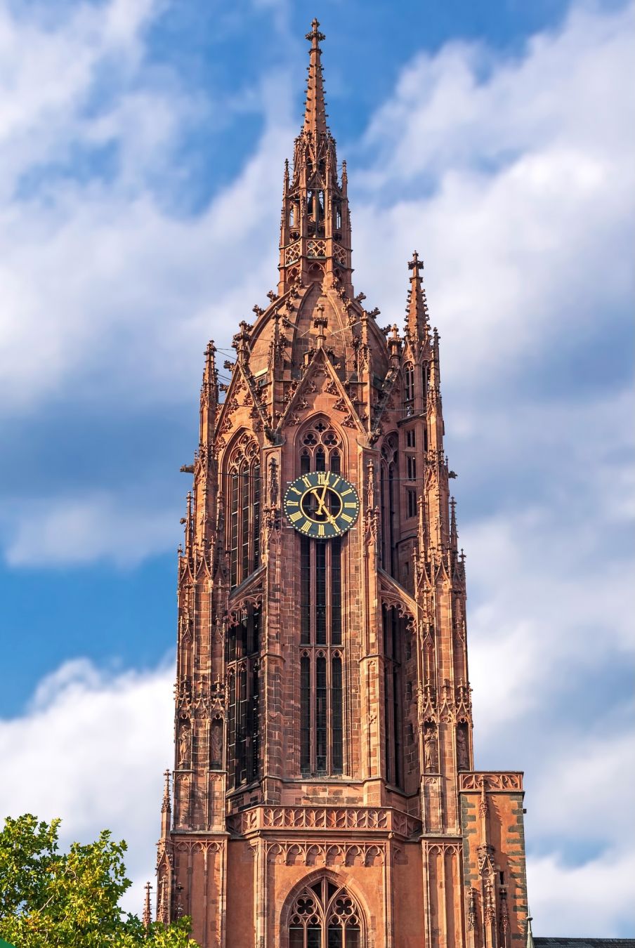Il campanile della Cattedrale di Francoforte Kaiserdom) © Mojolo / Shutterstock