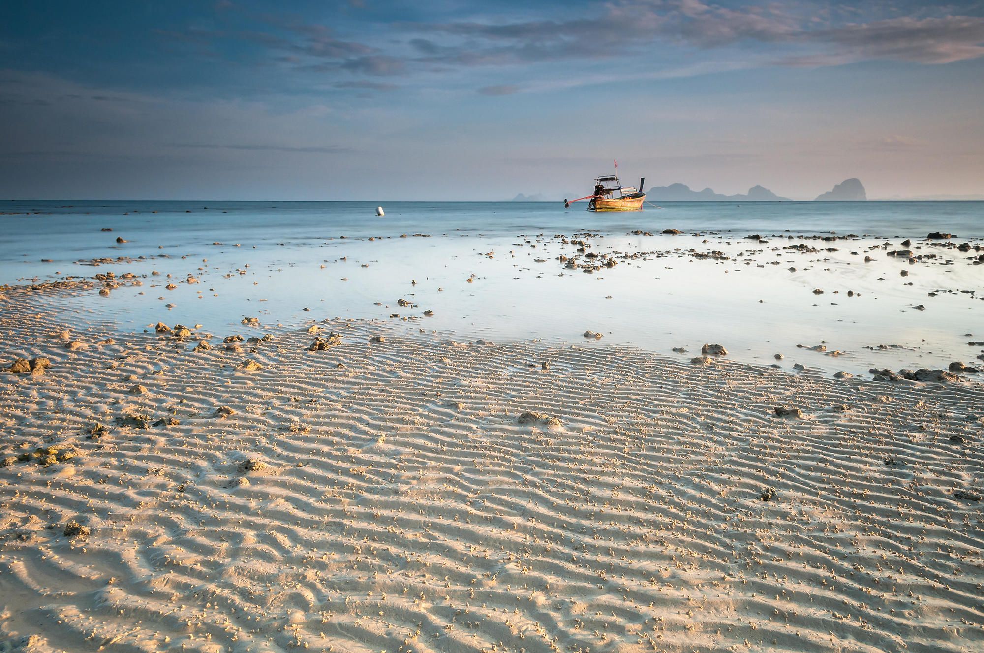 La bassa marea regala un nuovo sguardo su questa spiaggia di sabbia bianca, Isole di Trang, Thailandia ©RooM the Agency/Alamy Stock Photo