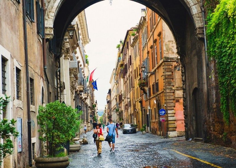A passeggio lungo la Via Giulia, sotto l'Arco Farnese, Roma. ©Zoia Kostina/Shutterstock