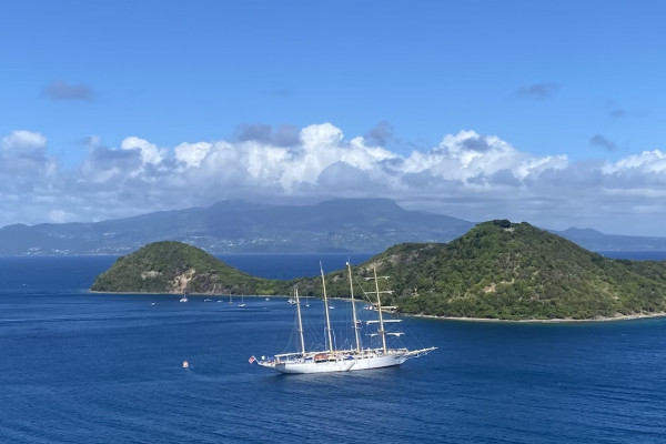 Il mare della Guadalupa e, sullo sfondo, il vulcano La Soufrière, sempre avvolto dalle nuvole © Brian Healy