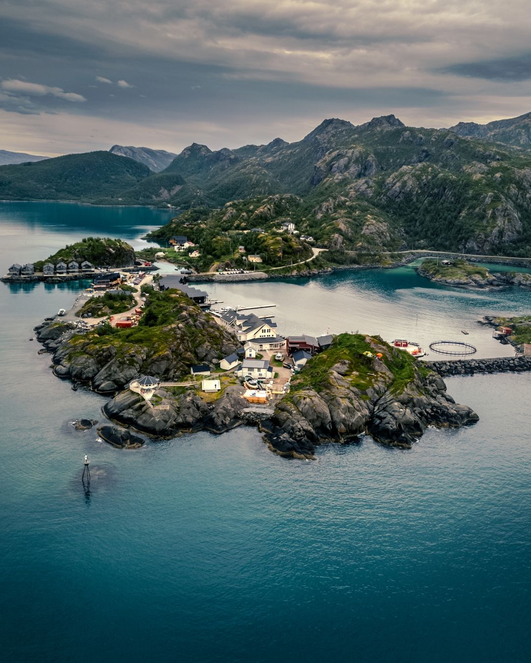 Alcune case affacciate sull’Atlantico a Senja ©Wirestock Creators
