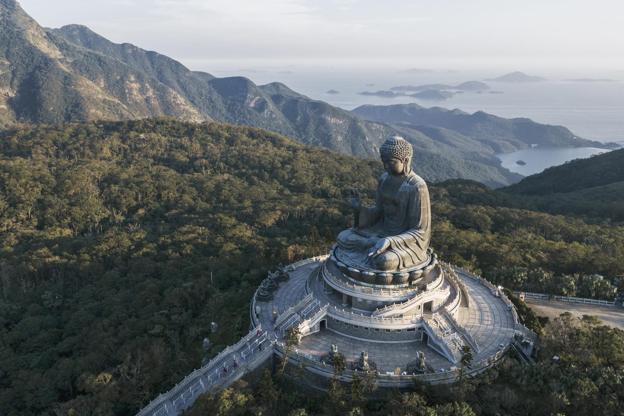 L’imponente Tian Tan Buddha, sulle colline dell’isola di Lantau, Hong Kong @Getty Images