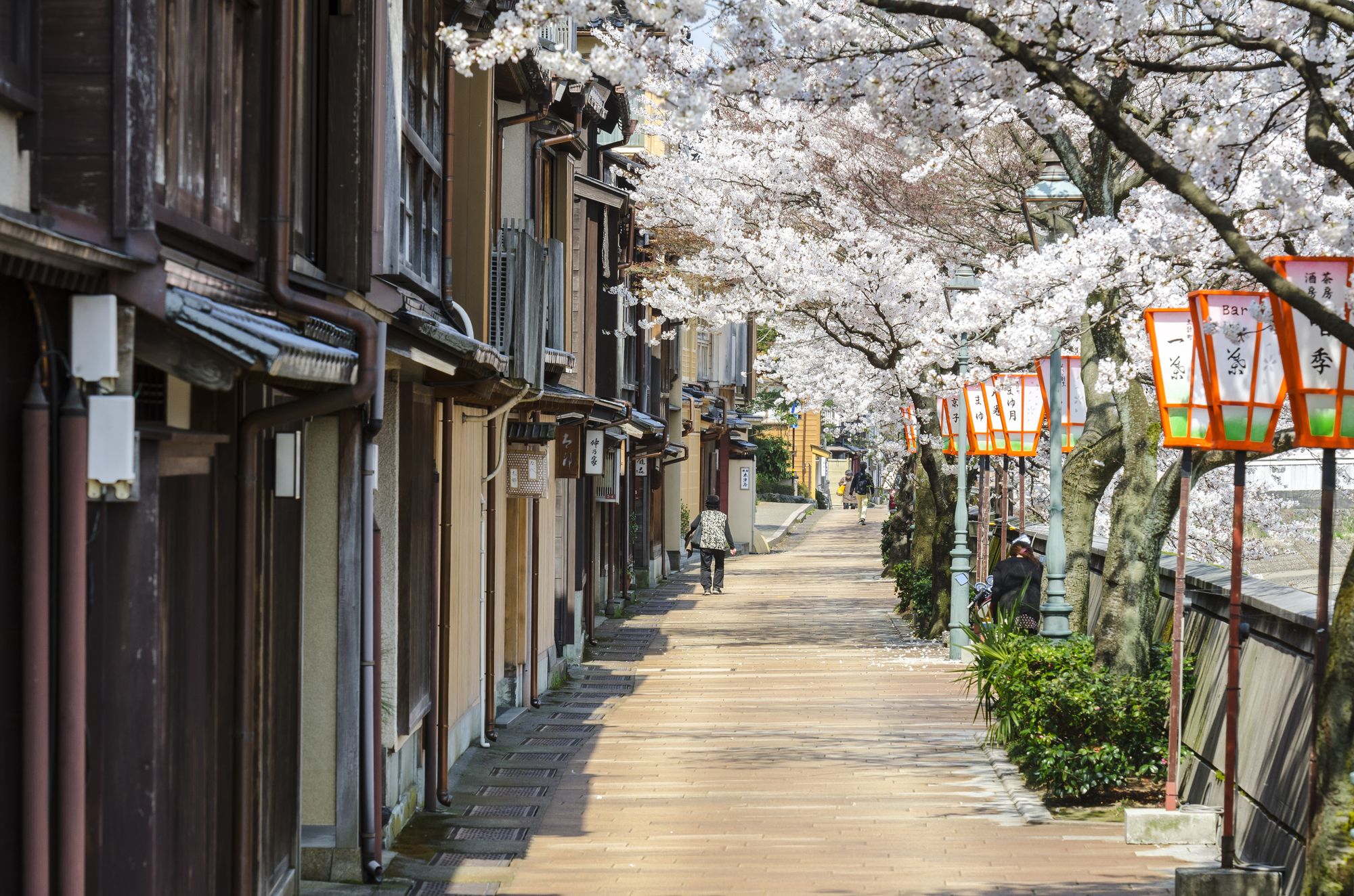 La via Kyoka no michi lungo il fiume Asanogawa a Kanazawa, Giappone ©Anusorn Sutapan/500px