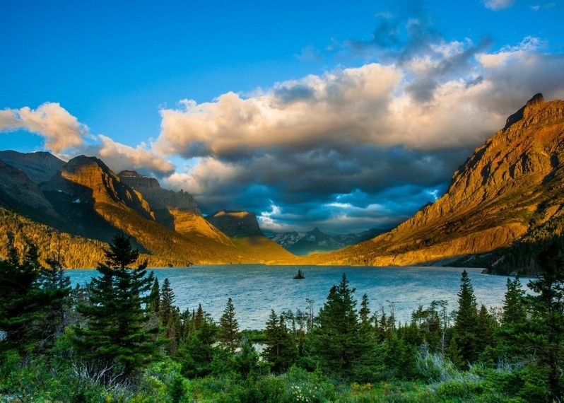 Alba sul lago St. Mary Lake, Glacier National Park, Montana
©puttsk/Shutterstock