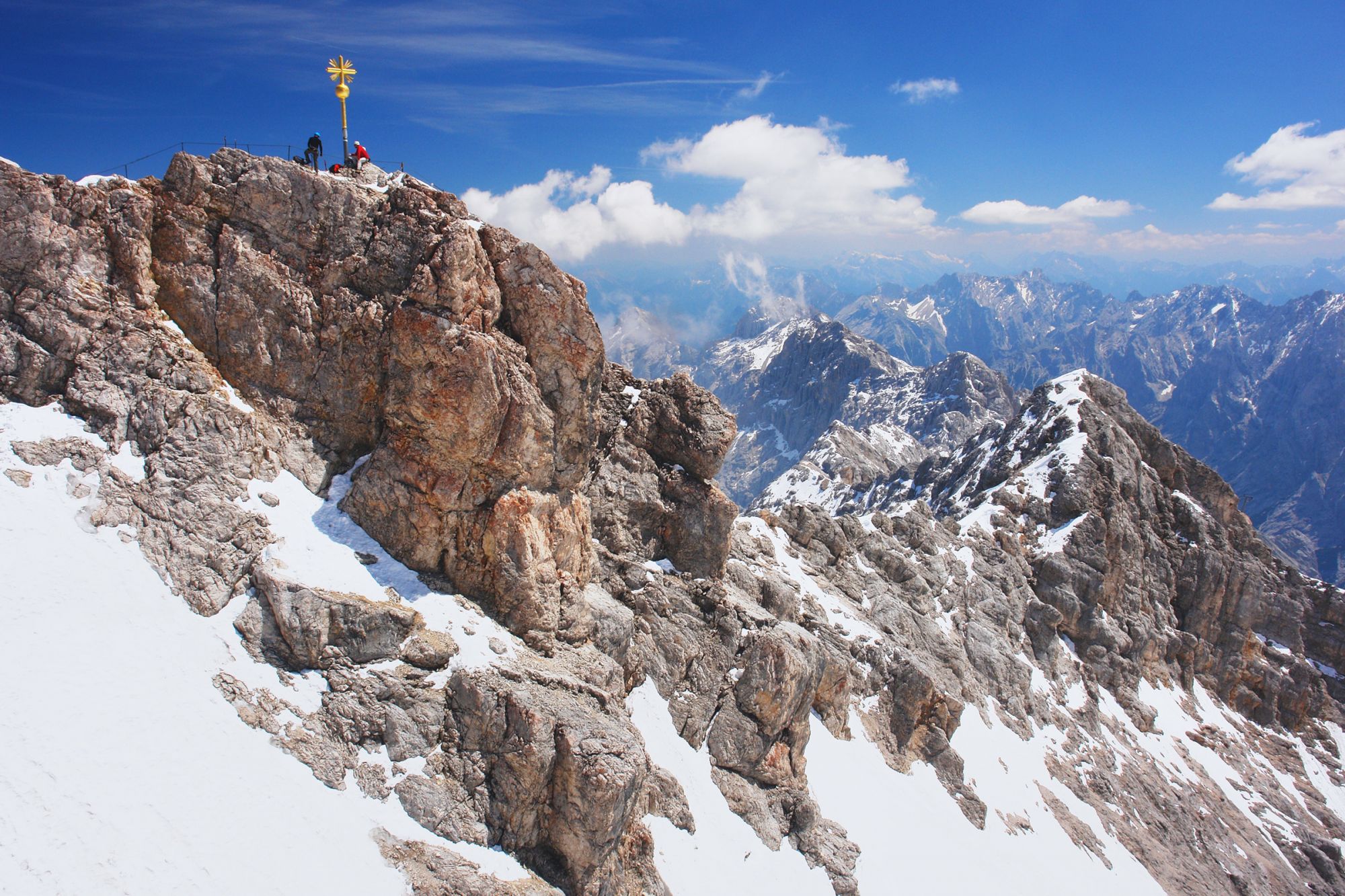 Alpinisti sulla cima dello Zugspitze, la montagna più alta della Germania © Mildax / Shutterstock Images